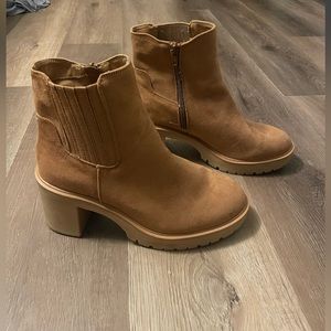 Women brown boots with heel